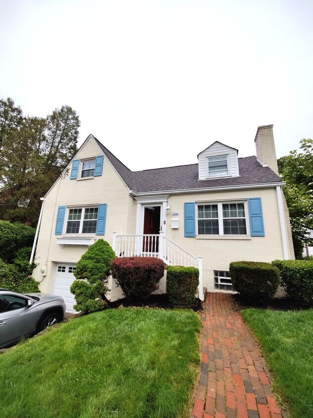 Primary Photo - *Beautifully Updated & Spacious 3BD/2BA Si...