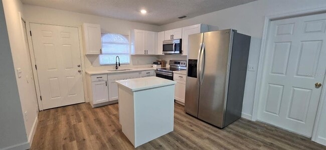 Building Photo - 669 Royalty Ct