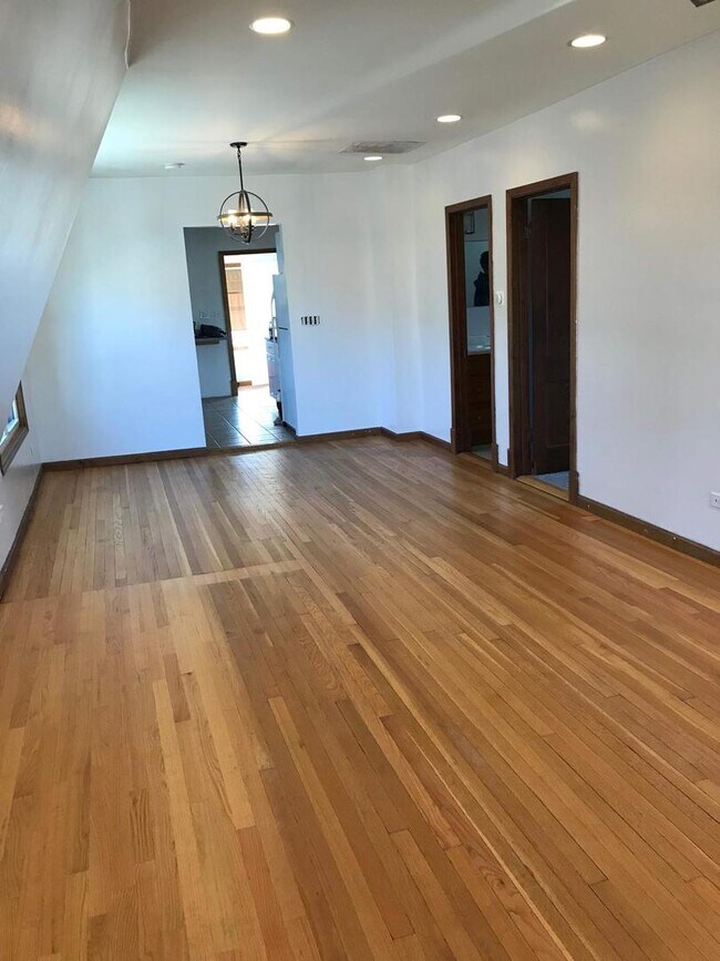 Building Photo - 5941 W Leland Ave