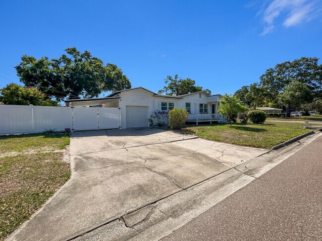 Foto del edificio - Fully Updated and Move-In Ready St. Pete Home – Minutes to Downtown & Beach - 2bed | 1bath