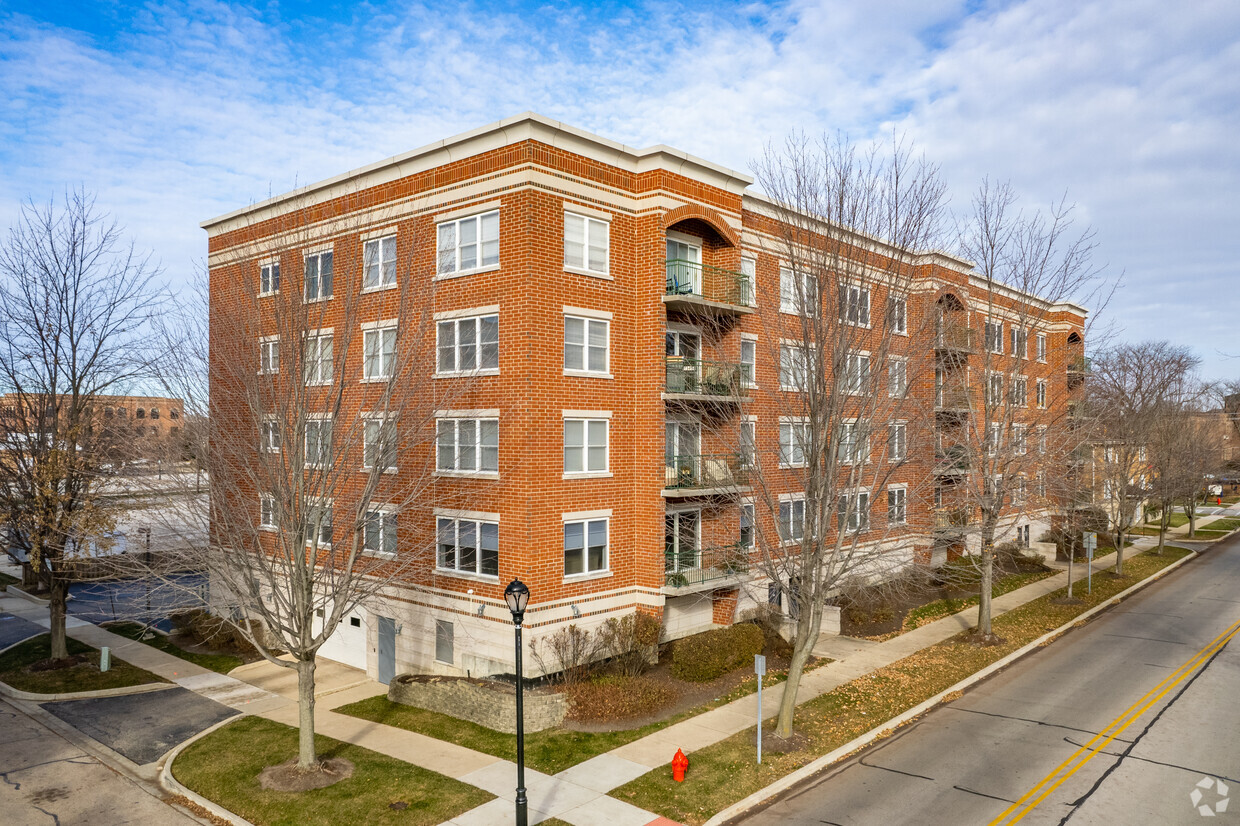 Primary Photo - 104 N Plum Grove Rd