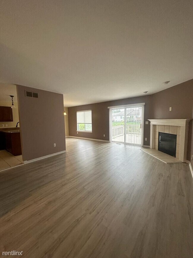 Building Photo - 2 br, 1.5 bath Condo - 19006 Wilson St