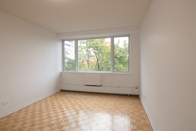 Building Photo - 900 Av. Rockland