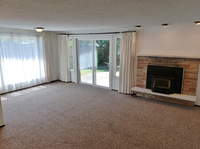 Foto del edificio - 338 - Don't Miss This Deal!!!