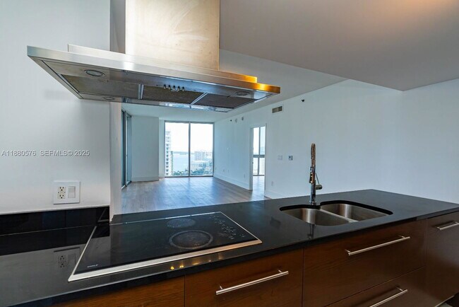 Foto del edificio - 495 Brickell Ave