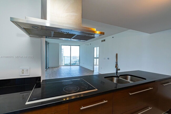 Building Photo - 495 Brickell Ave