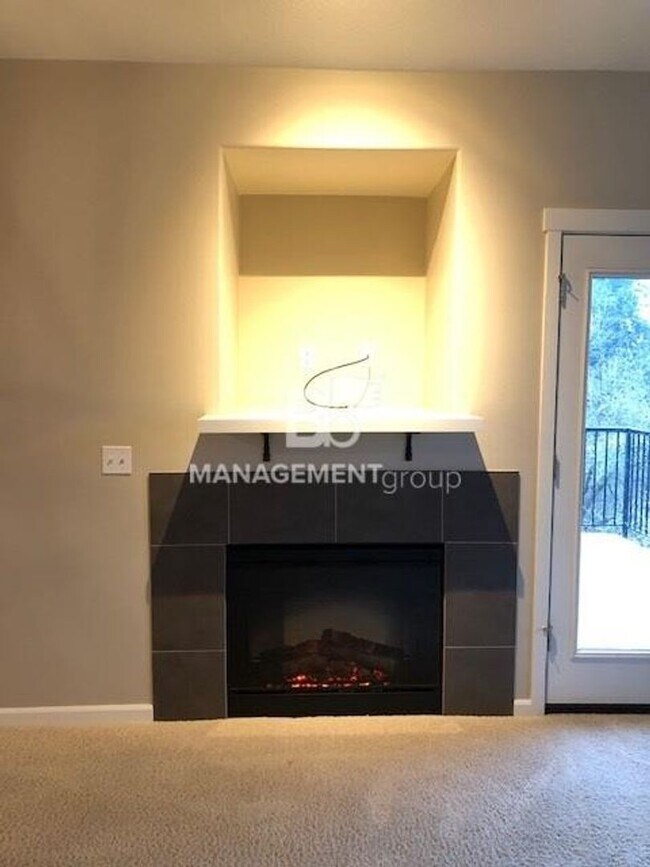 Foto del edificio - Light & Bright Timberland Condo in NW Portland MUST SEE!!! Garage Included