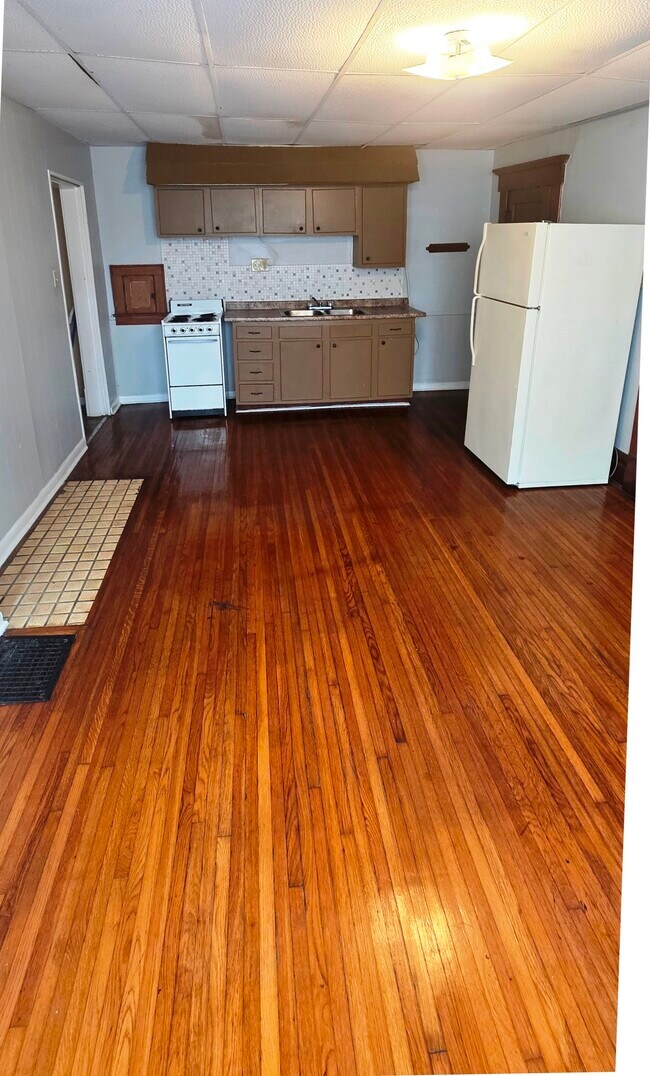 Cocina - 2588 East Ave