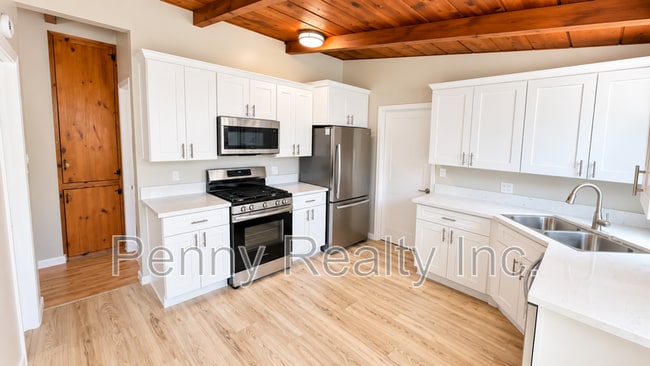 Building Photo - 4064 Ingraham St