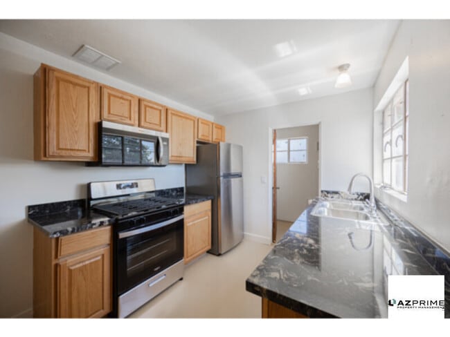 Welcome to this Charming 2/1 Phoenix Duplex Unit! - Welcome to this Charming 2/1 Phoenix Duplex Unit! House