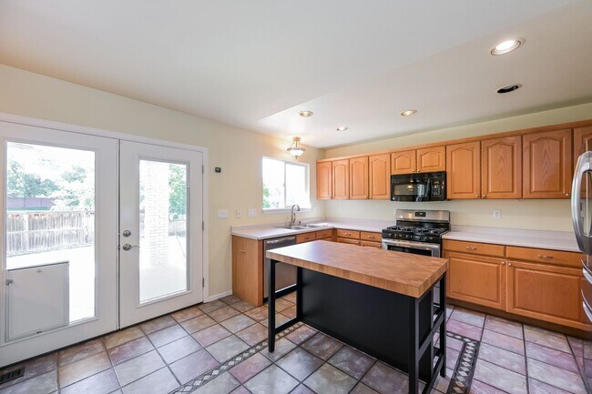 Building Photo - Spacious 4 Bed/ 3.5 Bath Home with Finishe...