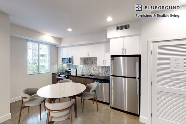 Foto del edificio - 6700 Warner Ave