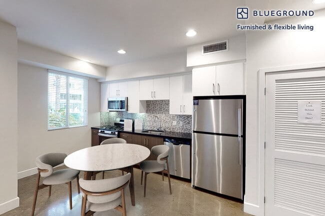 Foto del edificio - 6700 Warner Ave