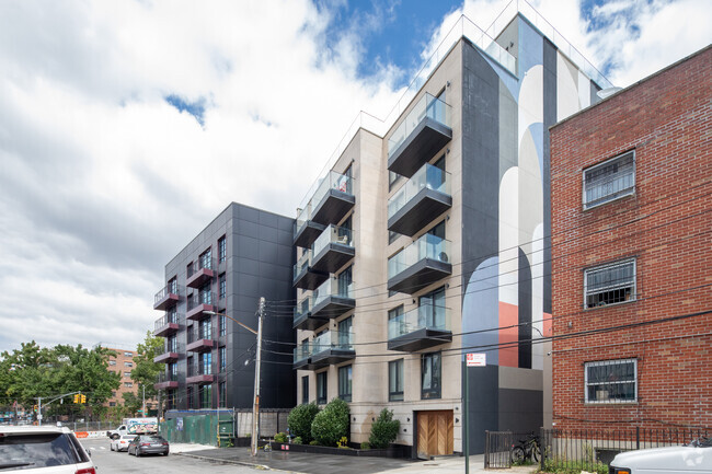 Building Photo - Graffiti House