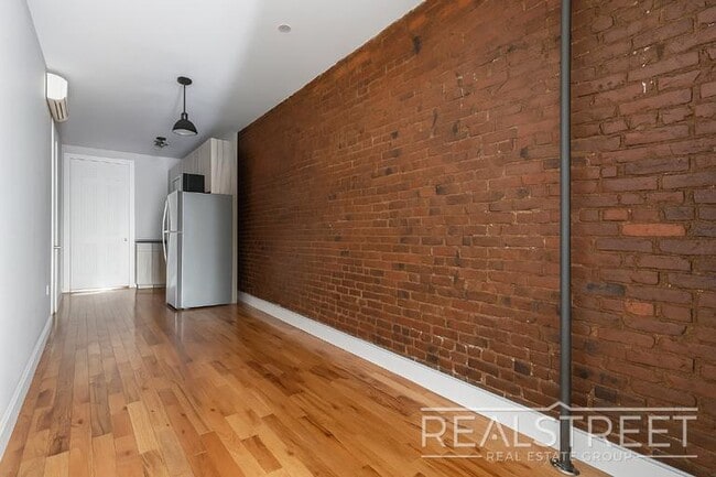 Building Photo - 2 Bedroom with Private Backyard right near...