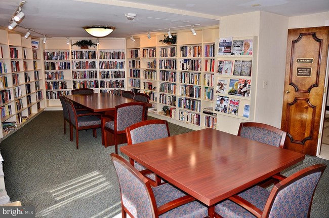Foto del edificio - 5225 Pooks Hill Rd
