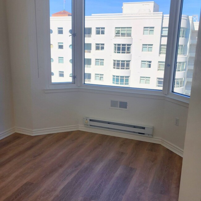 Livingroom - 201 Harrison St