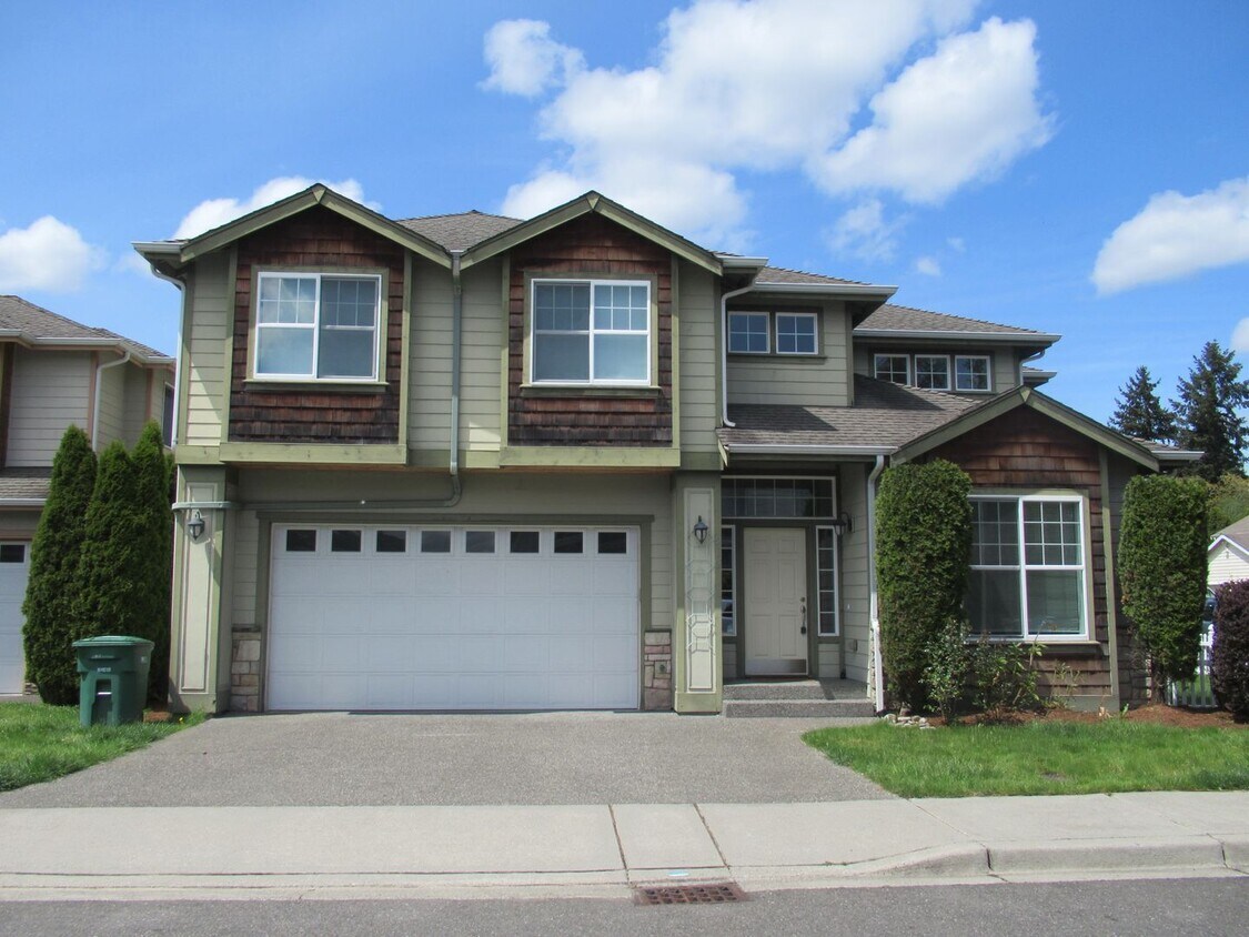 Foto principal - Three bedroom+den, 2.5 bath home on corner...