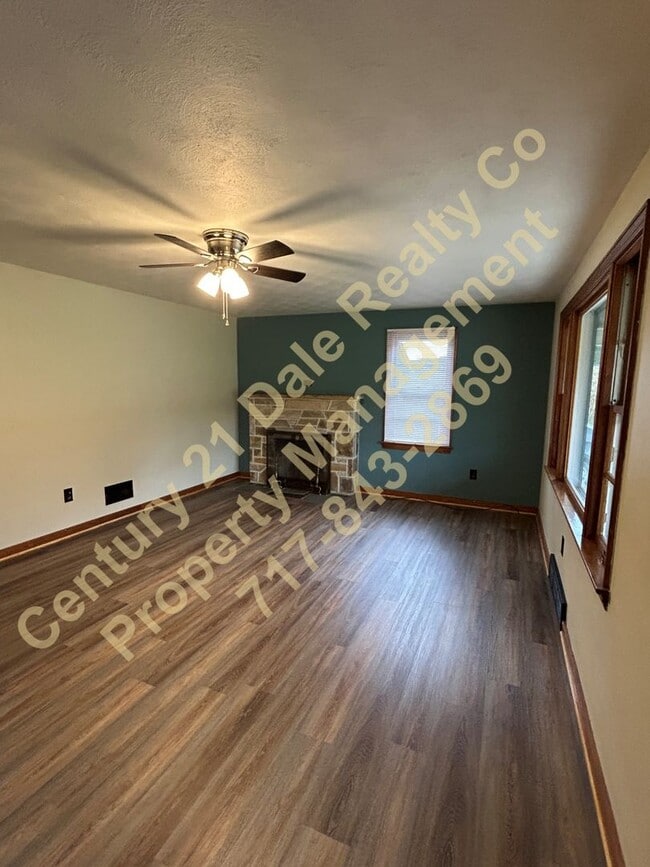 Building Photo - Fully remodeled 2 Bedroom All one Level ho...