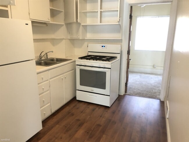 Building Photo - 2 br, 1 bath 4plex - 201 East Cross Street 2