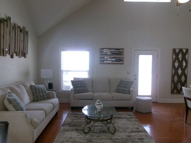 Foto del edificio - 3 bedroom raised beach home on Ocean Boule...