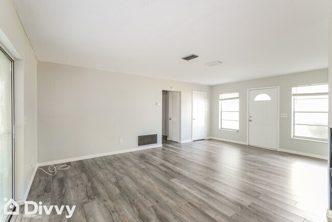 Building Photo - 6939 Pinehurst Dr