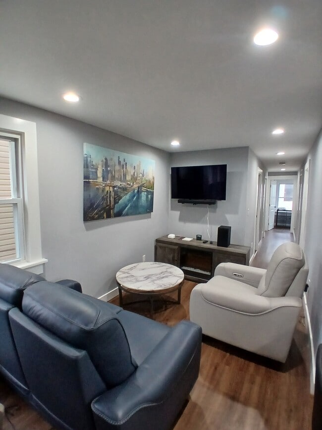 Building Photo - 17 Thomas St