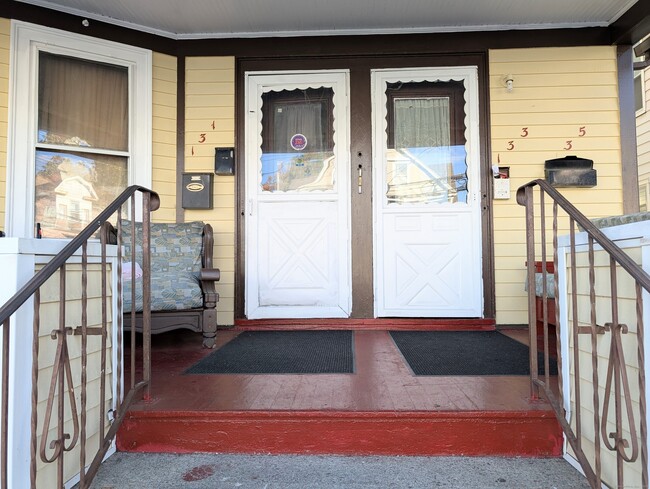 Building Photo - 133 Poplar St