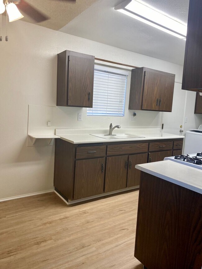 Foto del edificio - 2 Bedroom 1 Bathroom Duplex Newly Remodeled in 55+ COMMUNITY