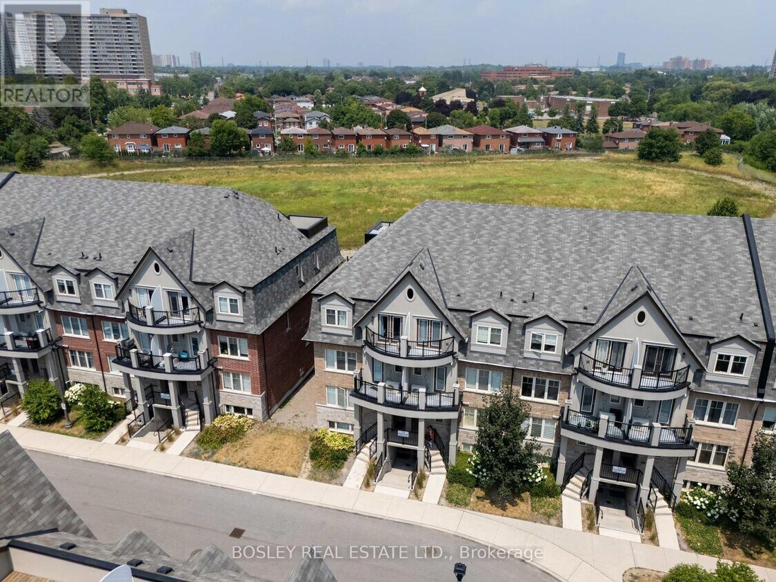 Photo principale - 13-13 Eaton Park Ln