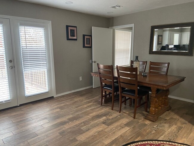 Building Photo - 1012 E 7th Pl