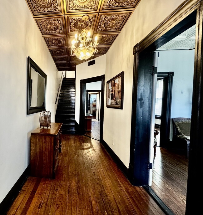 Building Photo - Fully Furnished 3 bed / 1.5 bath Historic Lynchburg Home near downtown.