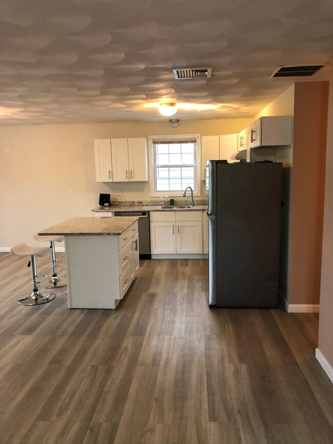 Kitchen - 907 Smith St