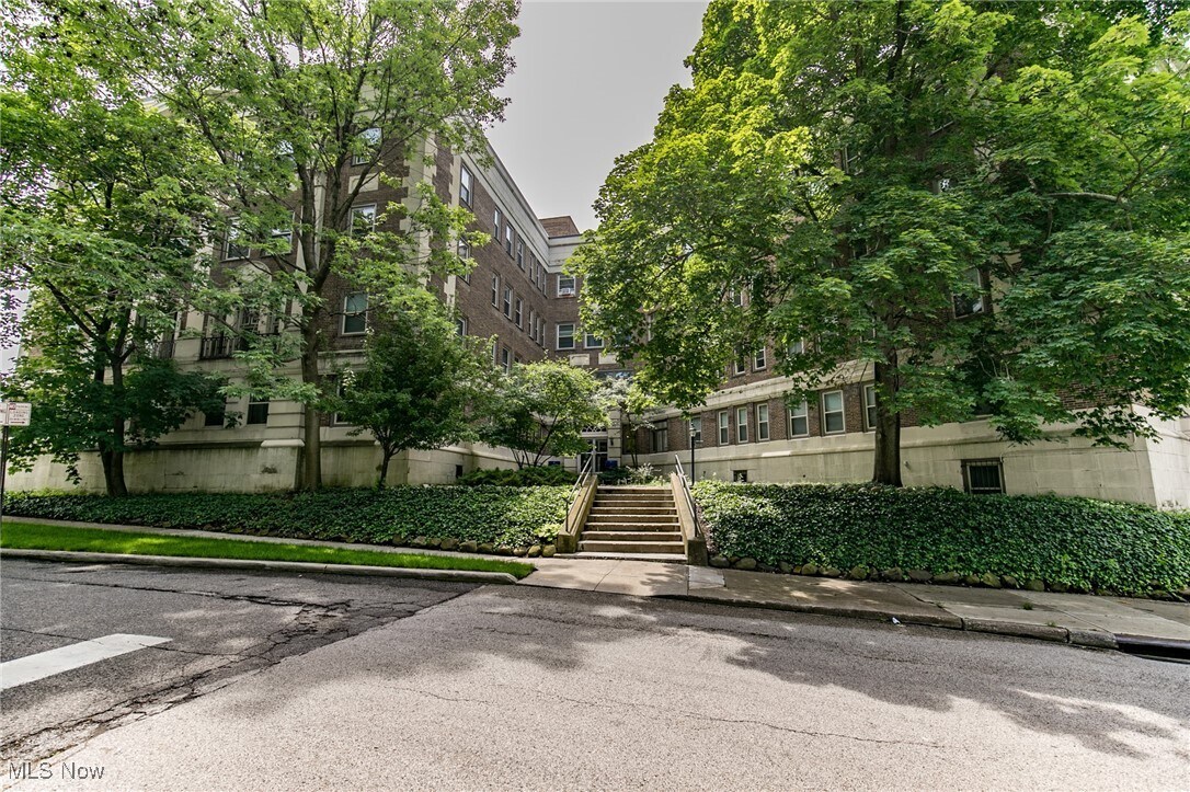 Foto principal - 2330 Euclid Heights Blvd