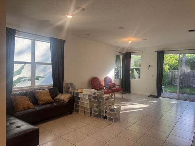 Foto del edificio - 2468 Timber Forest Dr