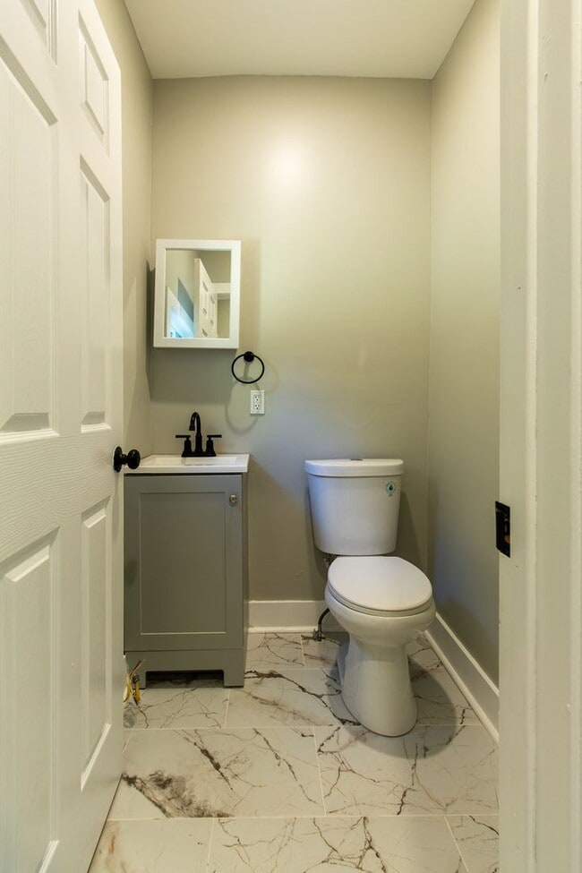 Foto del edificio - Spacious 3-Bedroom Single-Family Row Home ...