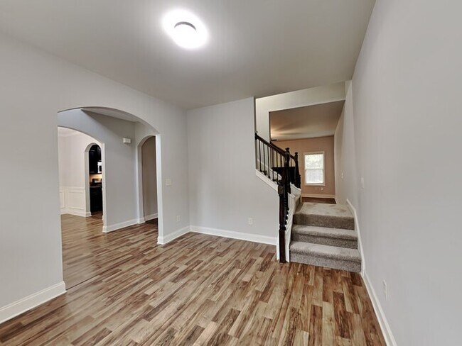 Building Photo - Beautiful 5 Bedroom Home located in Lawren...