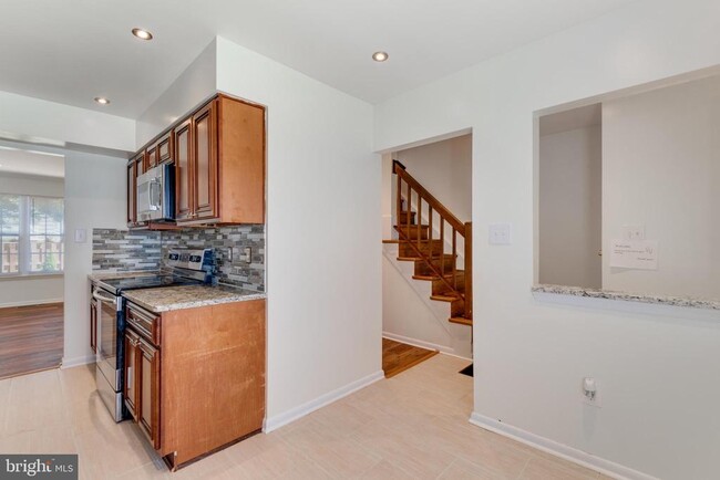Building Photo - 2733 Fairdale Terrace