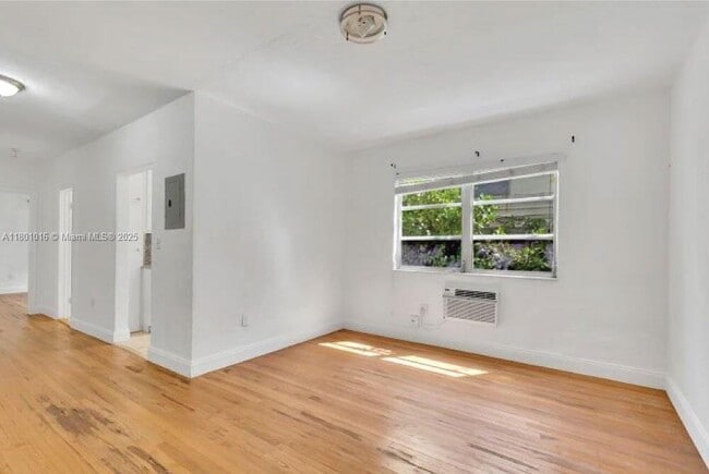 Foto del edificio - 7510 Byron Ave