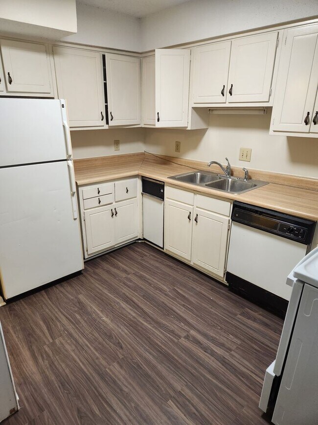 Building Photo - Chapel Hill / The Oaks Townhome