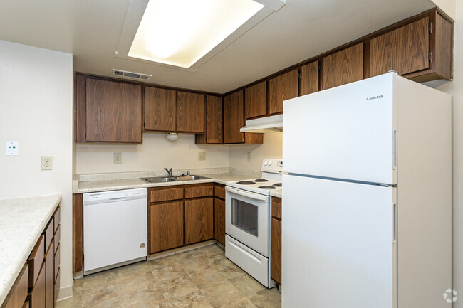 2BR, 1BA - 959SF - Kitchen - Briarwood Apartments