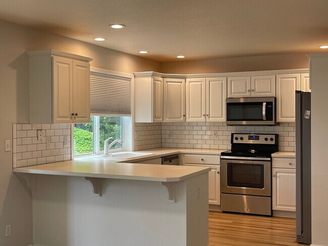 Foto del edificio - In town Poulsbo neighborhood large 4 bedroom now available
