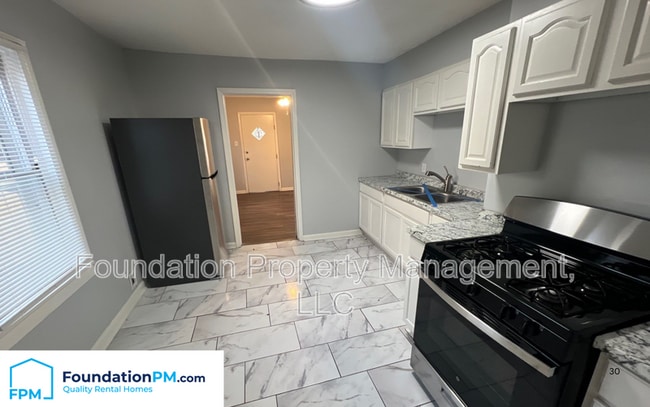 Building Photo - 2067 Hubert Ave