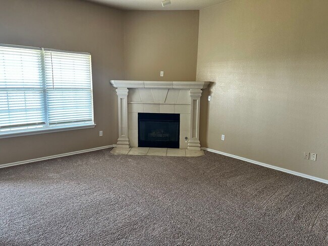 Foto del edificio - Beautiful home located in the Waterstone area! NO PETS!