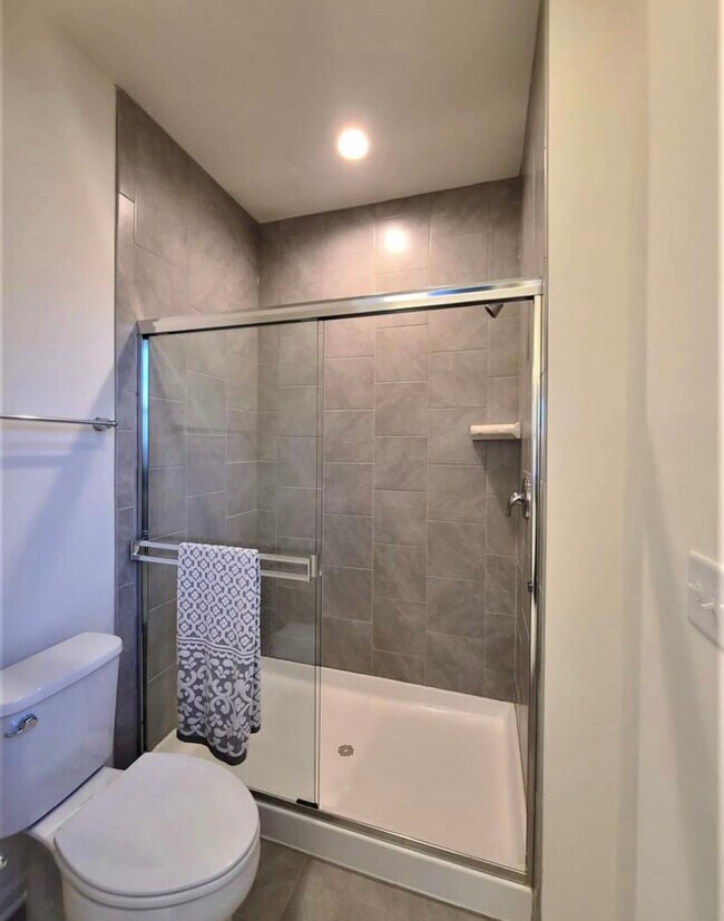 Ducha principal de lujo con azulejos y asiento. - 401 Cadence Cir