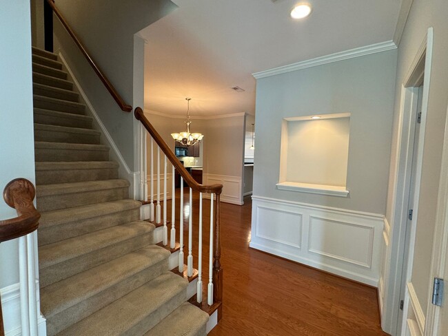 Building Photo - 4 Bedroom, 3 Full Bath End Unit Townhome i...