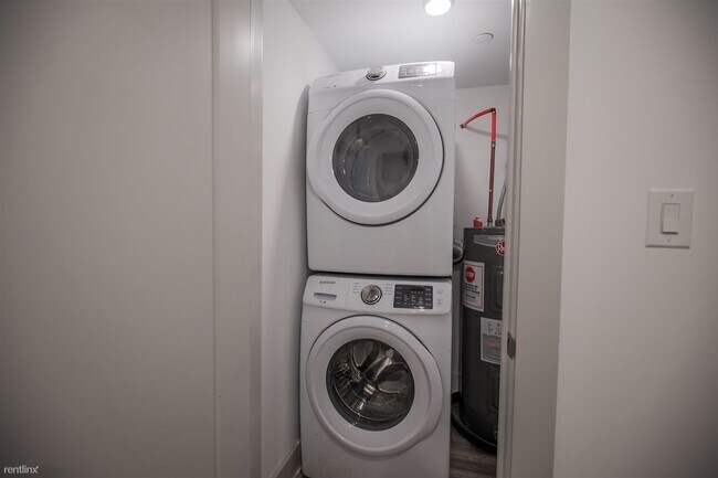 Foto del edificio - 3 br, 2 bath 4plex - 3213 HAVERFORD AVE Un...