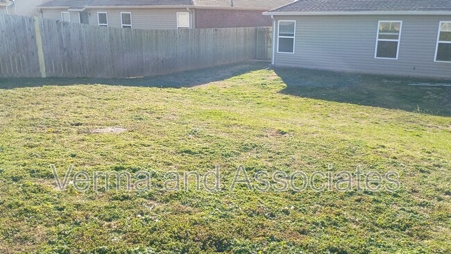 Building Photo - 905 SW Loudon Dr