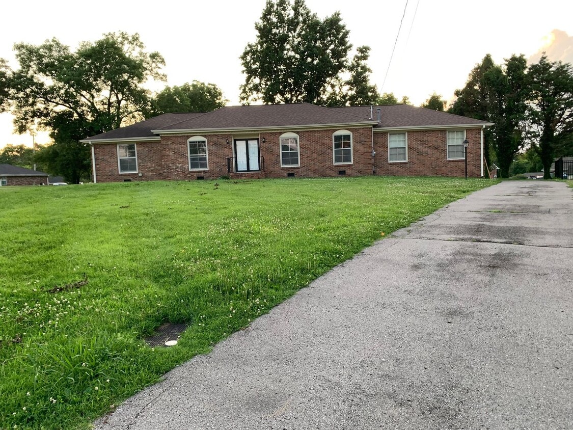 Primary Photo - Nice ranch style house on great lot in Mad...