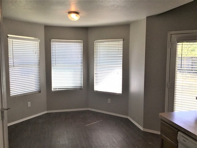 Foto del edificio - 704 Hallvale Drive